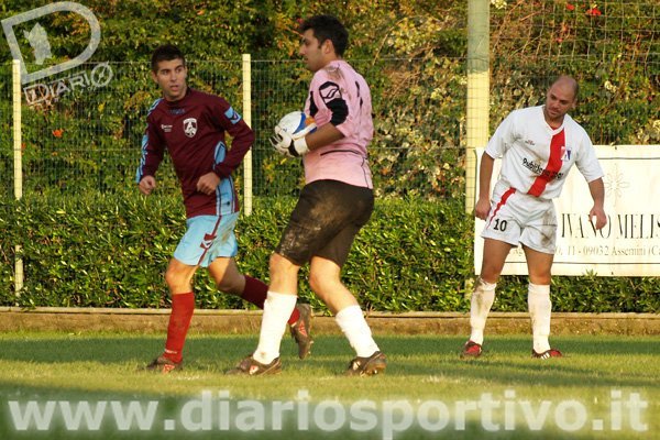 Stefano Mereu prima di rimettere in gioco il pallone